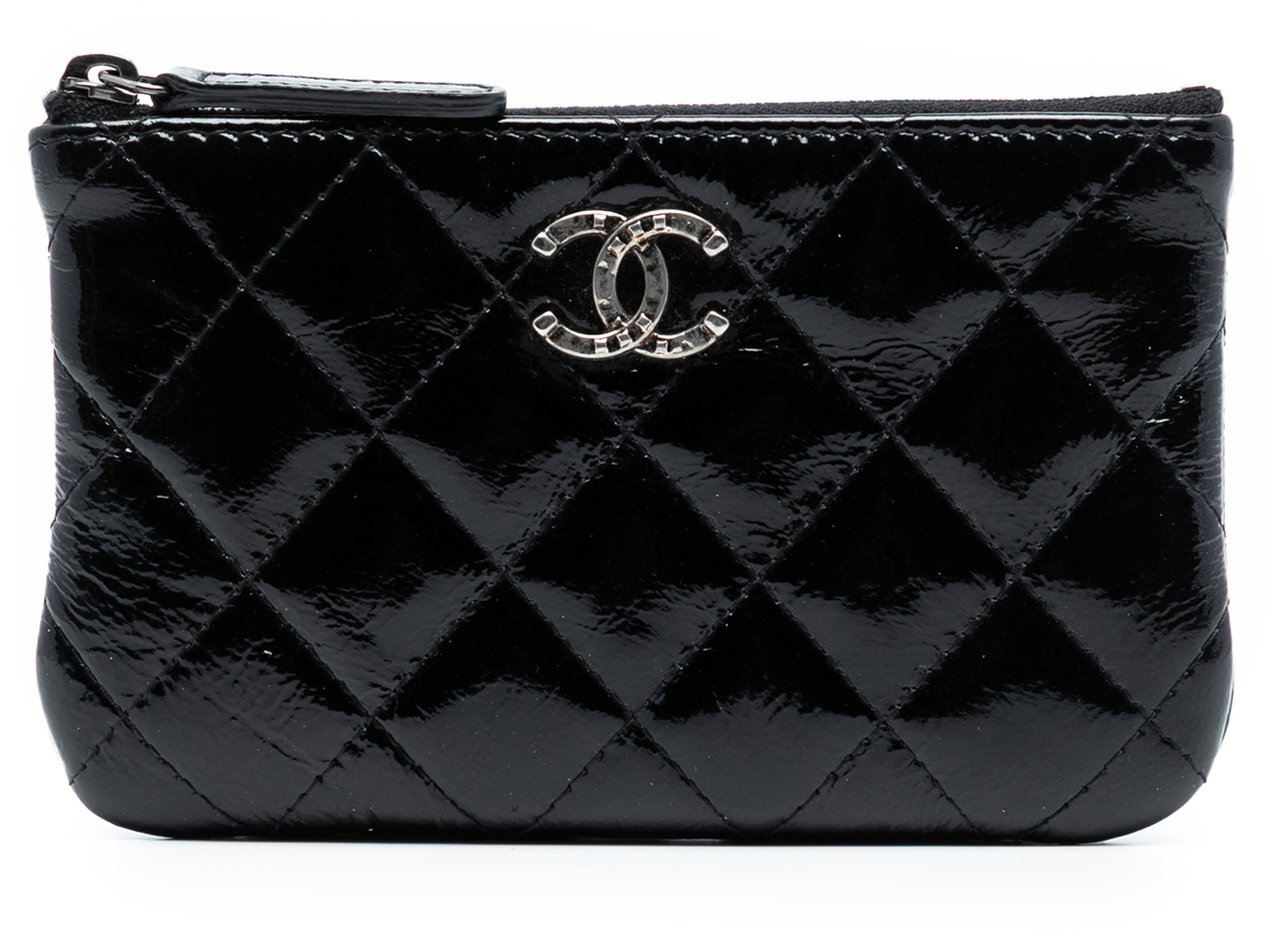 Chanel CC Quilted Patent Pouch Zwart