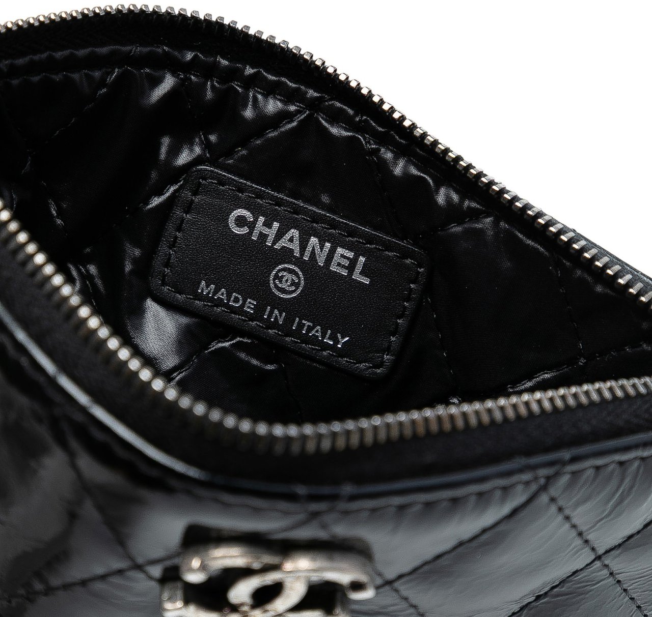 Chanel CC Quilted Patent Pouch Zwart