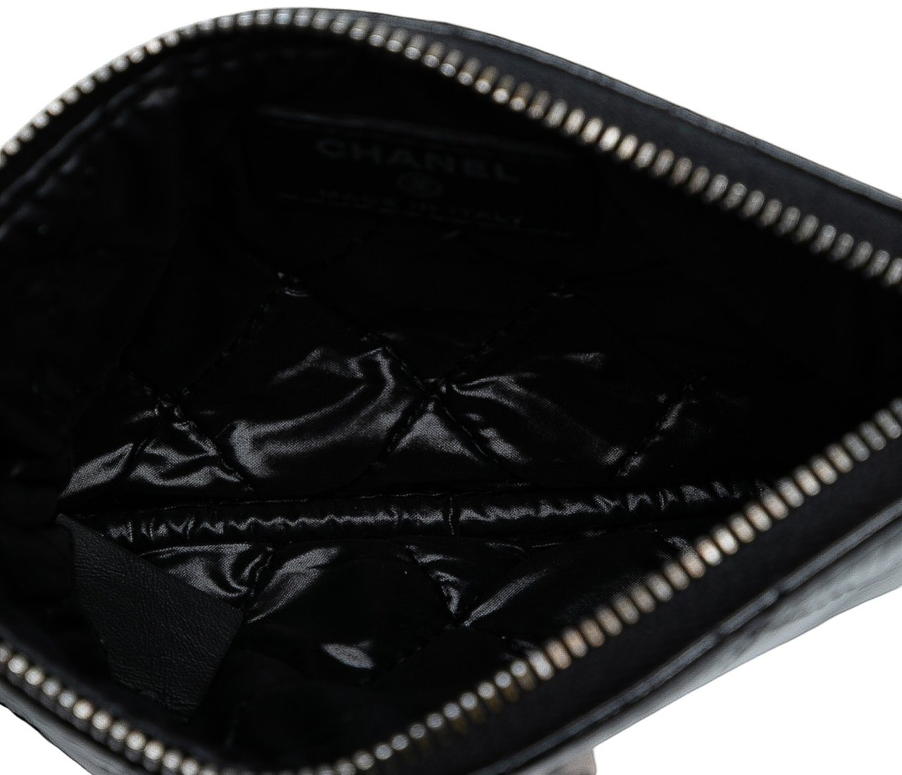 Chanel CC Quilted Patent Pouch Zwart