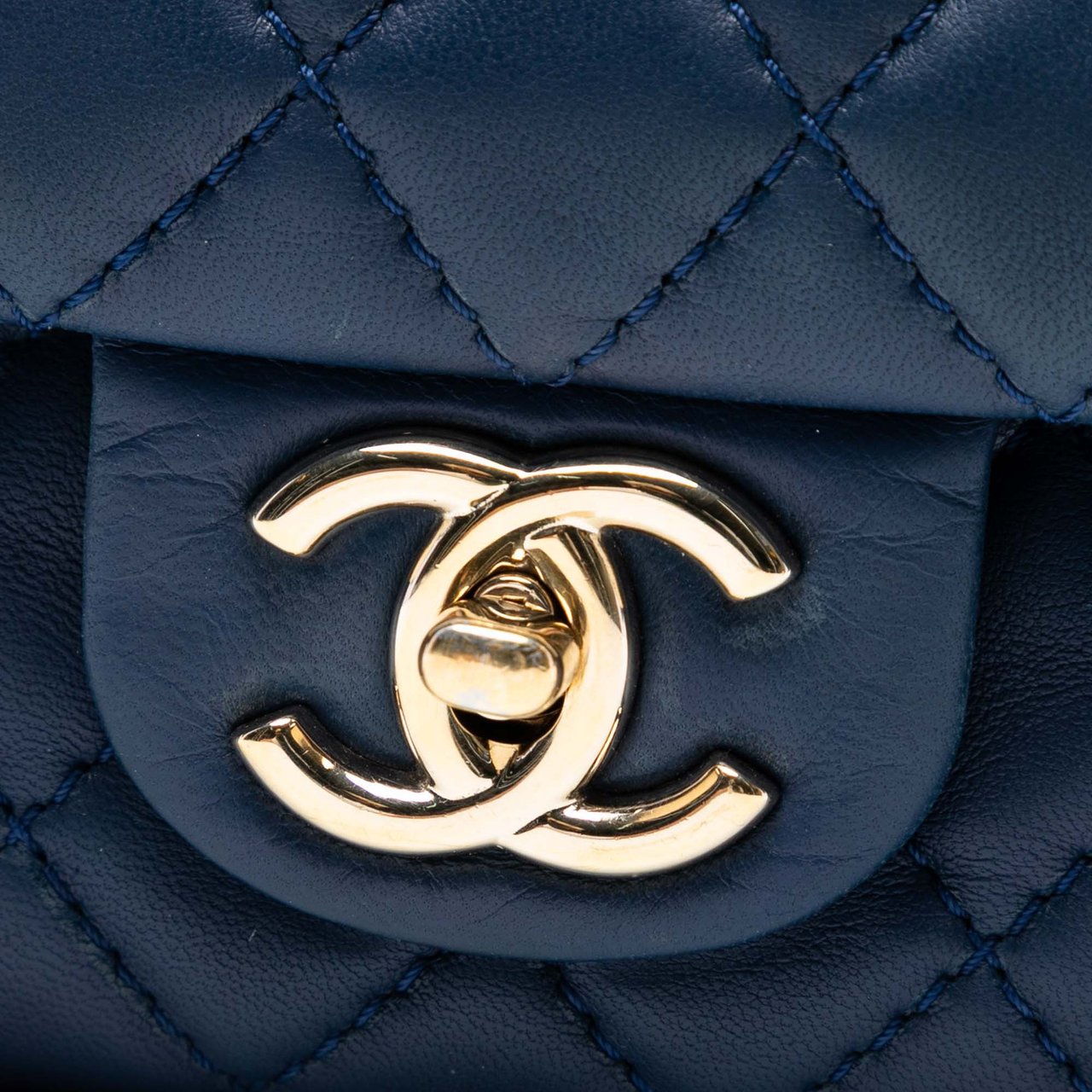 Chanel Medium Classic Lambskin Double Flap Blauw