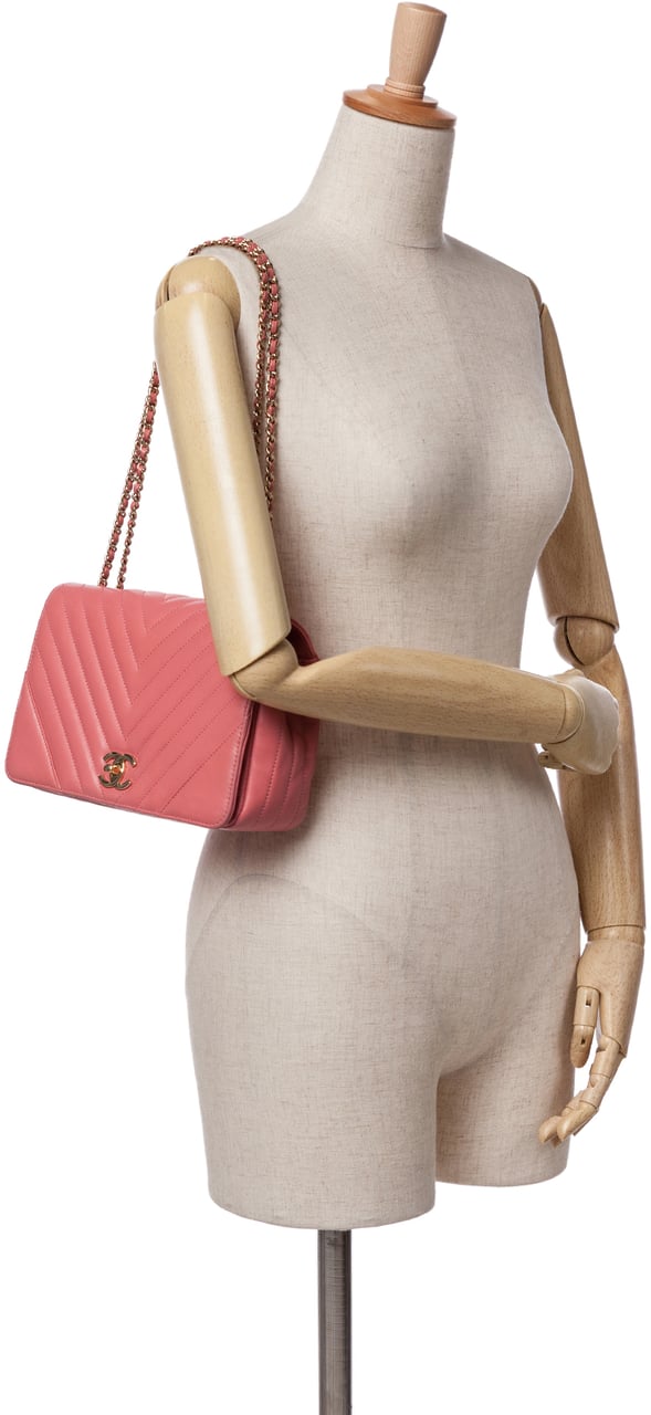 Chanel Medium Chevron Lambskin Statement Flap Roze