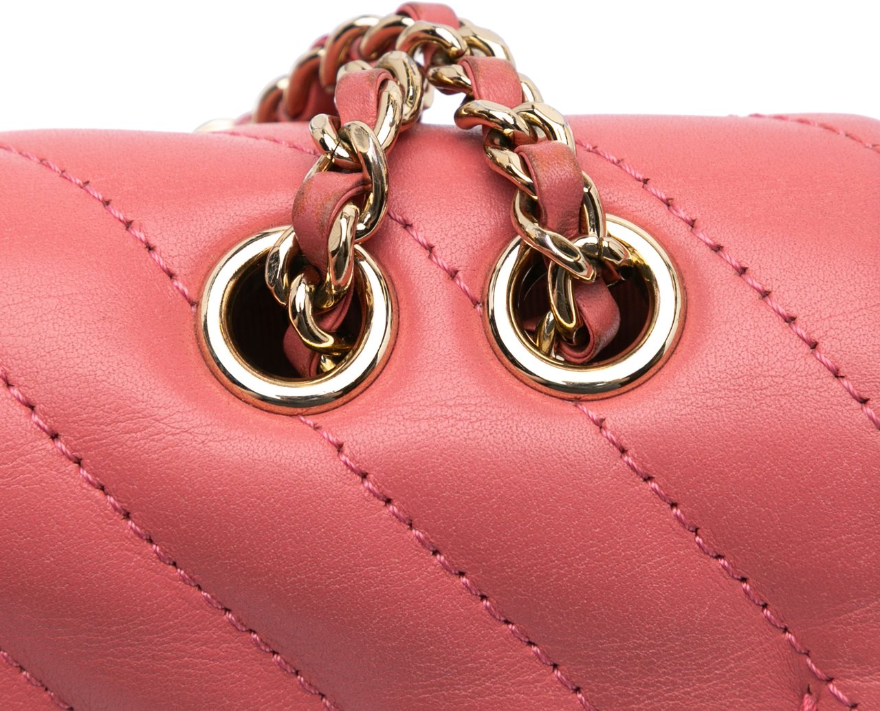 Chanel Medium Chevron Lambskin Statement Flap Roze