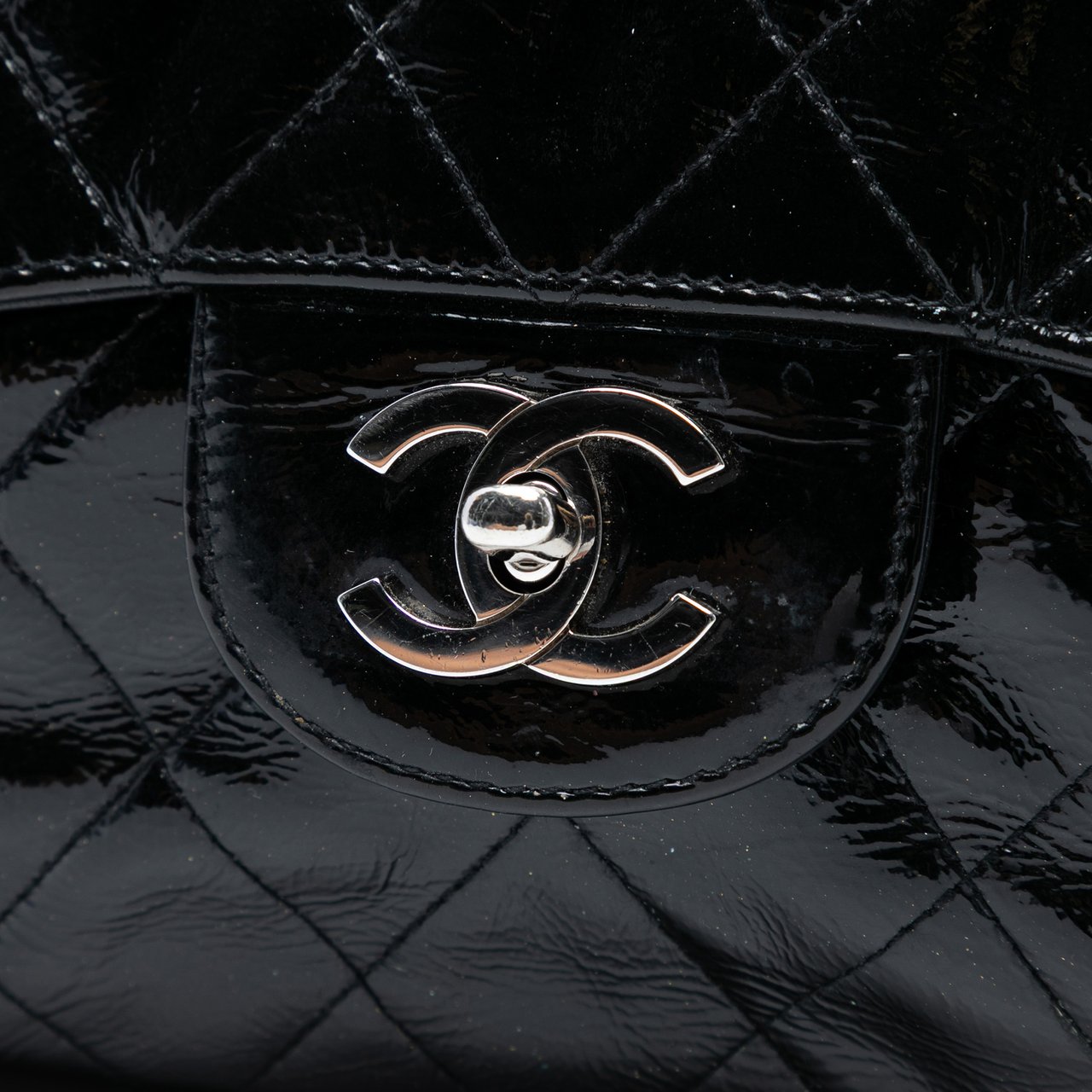 Chanel Jumbo Classic Crinkled Patent Single Flap Blauw