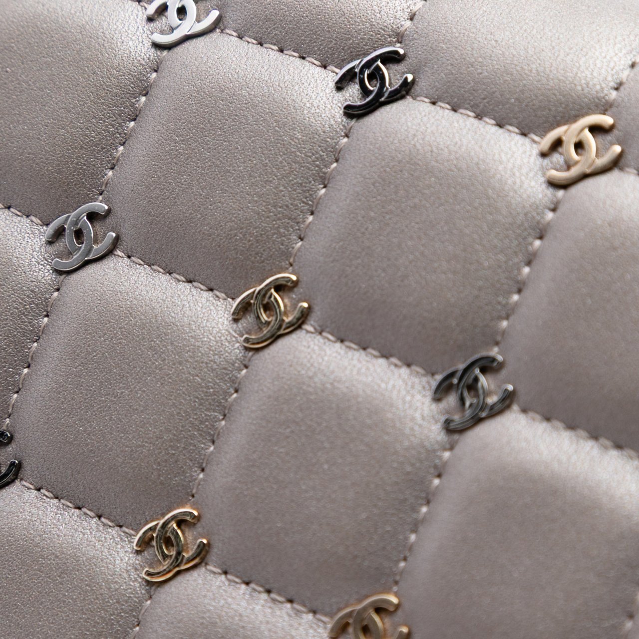 Chanel Small Lambskin Chocolate Bar CC Piercing Studded Chain Flap Grijs