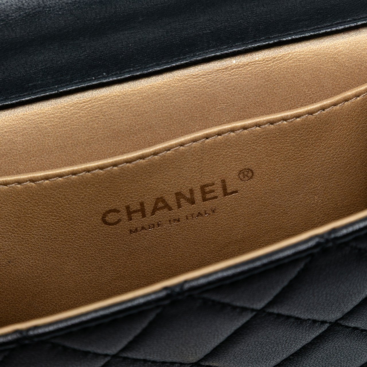 Chanel Small Lambskin Chic Pearls Flap Zwart