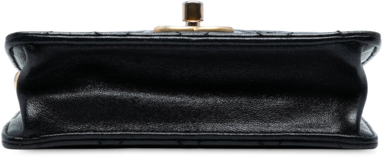 Chanel Small Lambskin Chic Pearls Flap Zwart