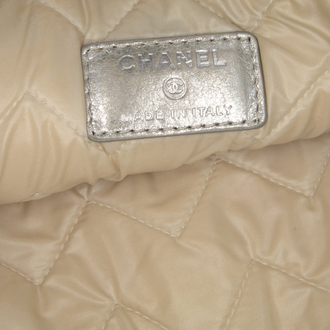 Chanel Medium Metallic Chevron Calfskin O Case Clutch Zilver