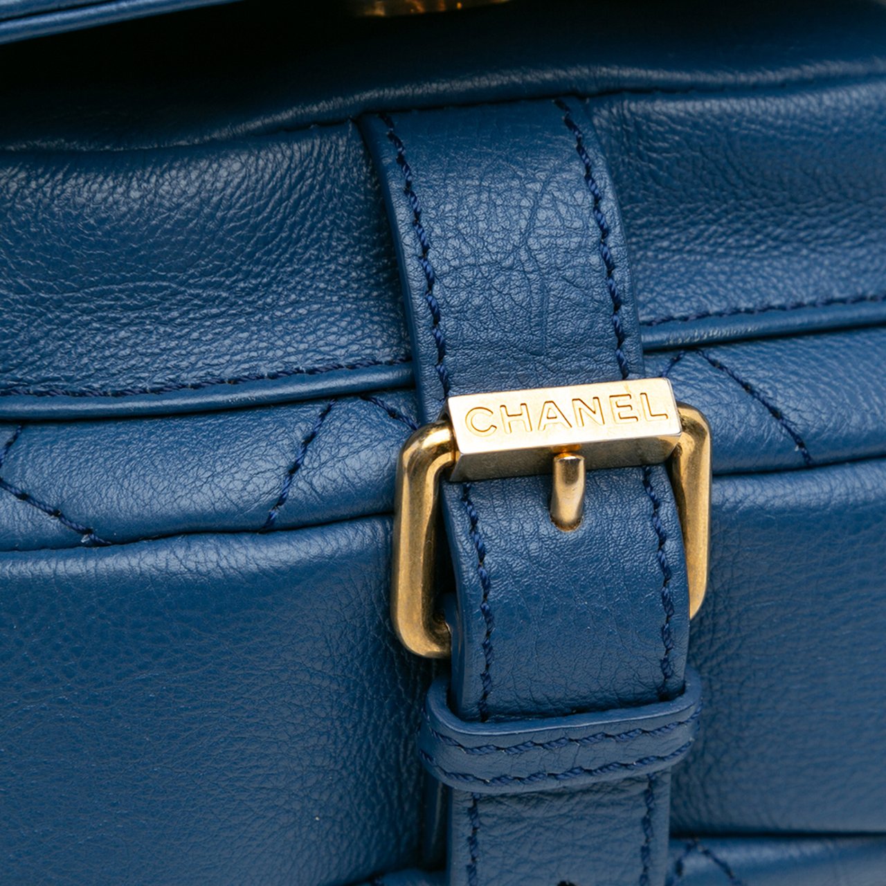 Chanel Quilted Grained Calfskin Casual Trip Messenger Blauw