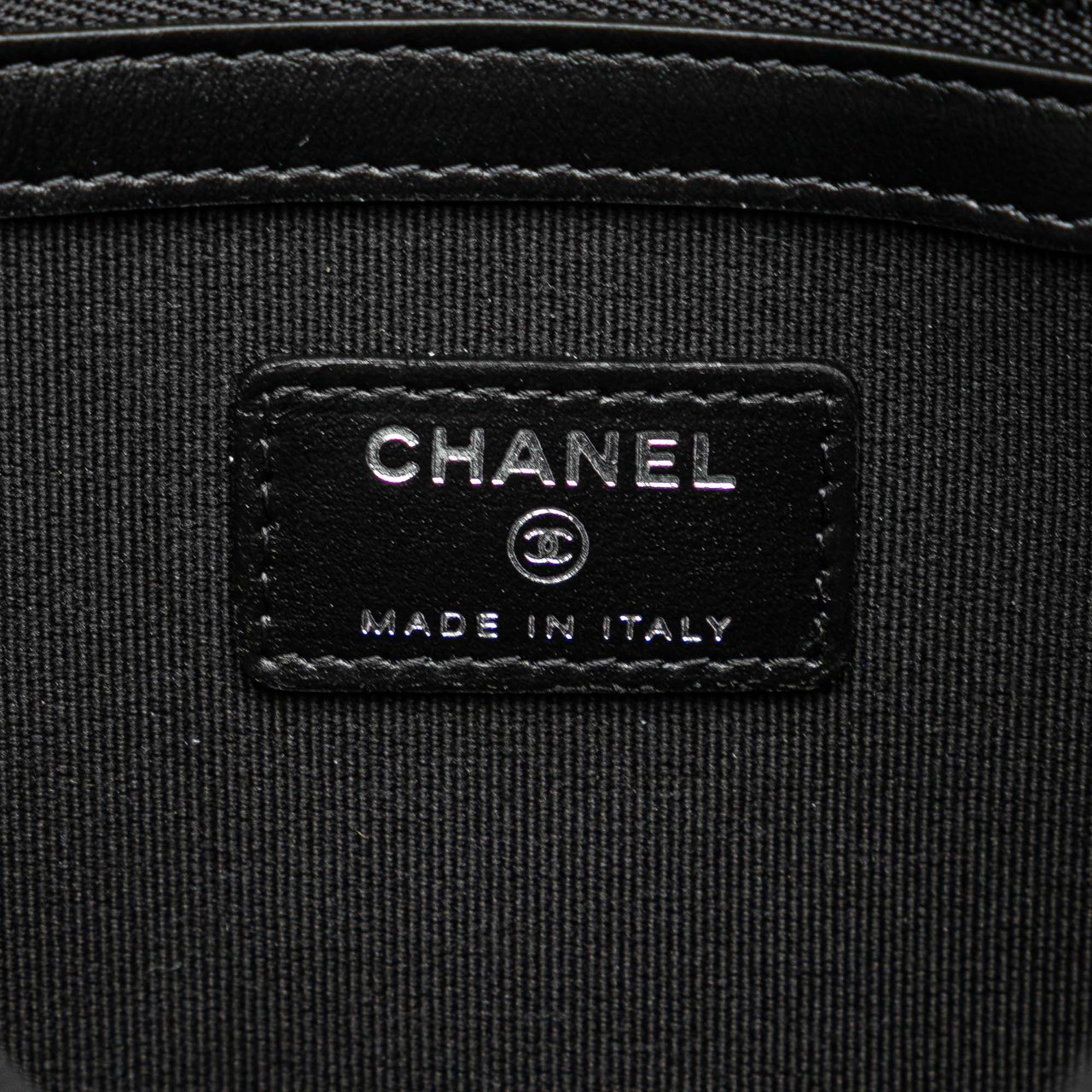 Chanel Medium Stitched Calfskin CC Cosmetic Case Zwart