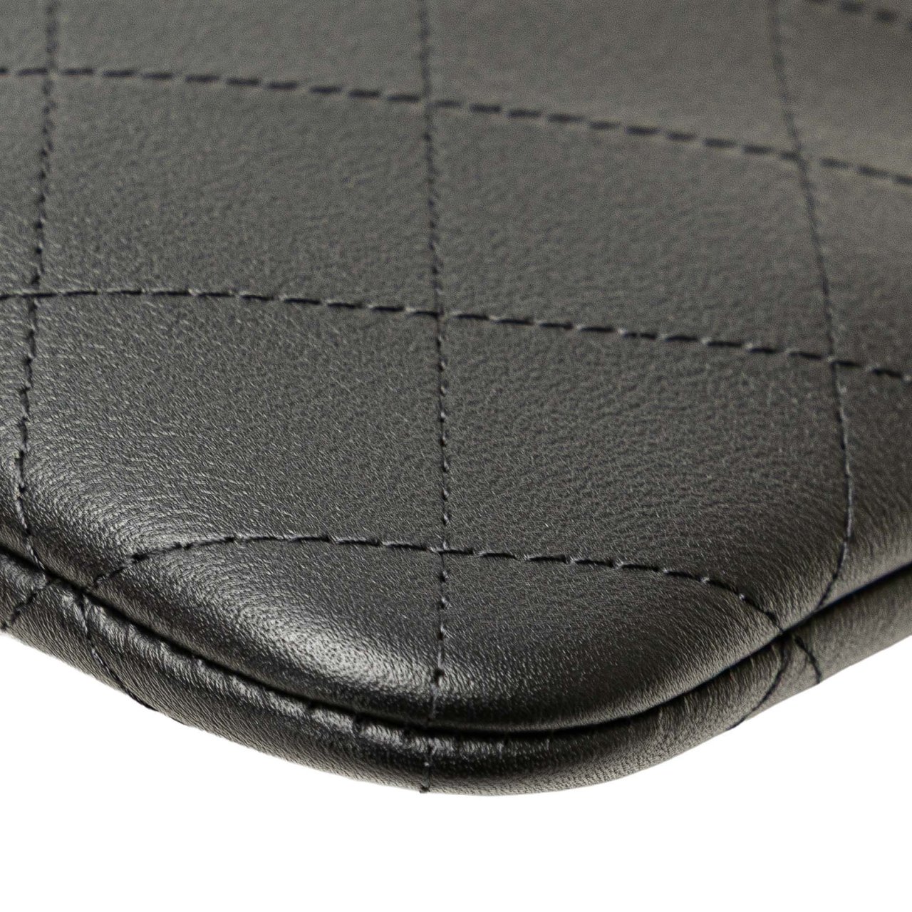 Chanel Medium Stitched Calfskin CC Cosmetic Case Zwart