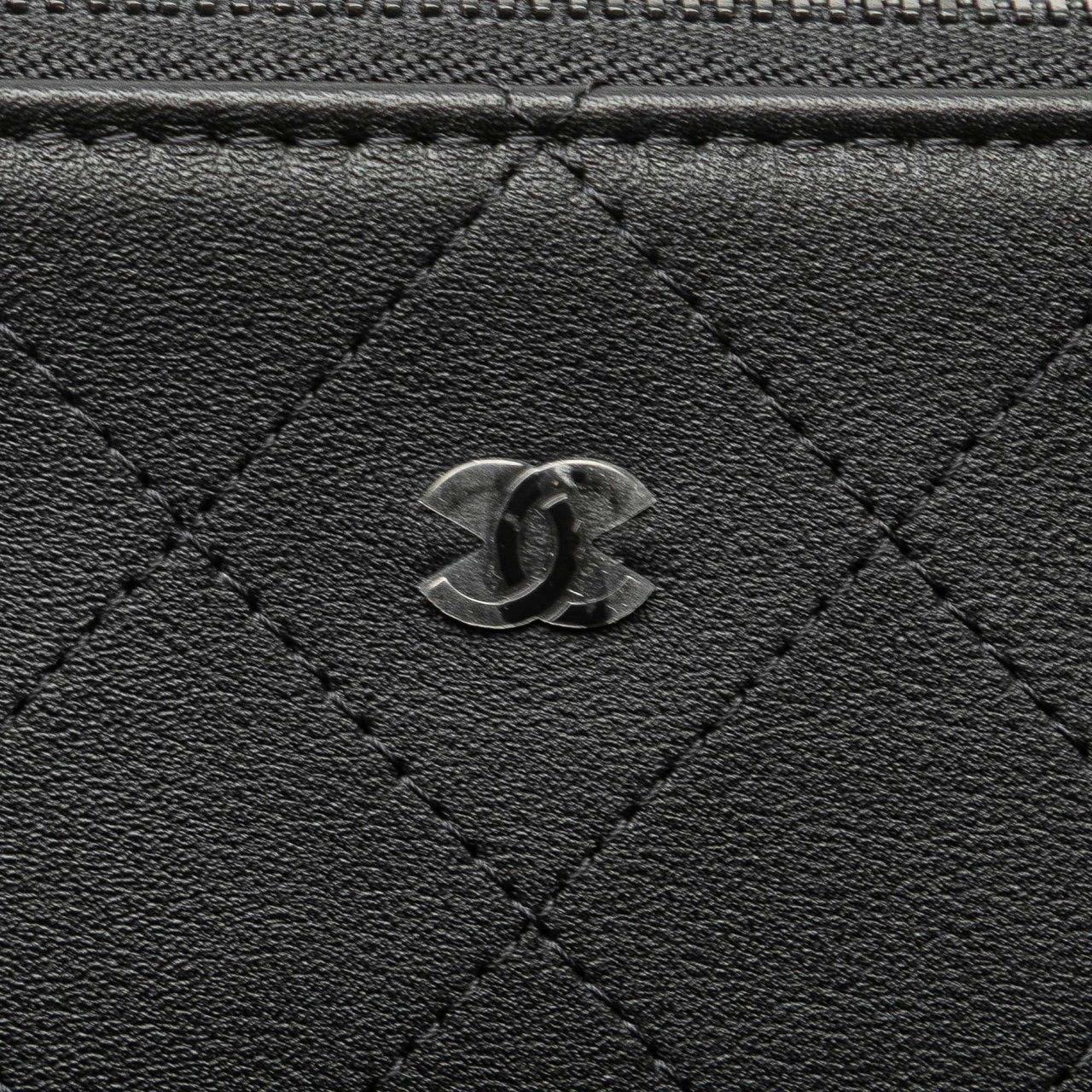 Chanel Medium Stitched Calfskin CC Cosmetic Case Zwart