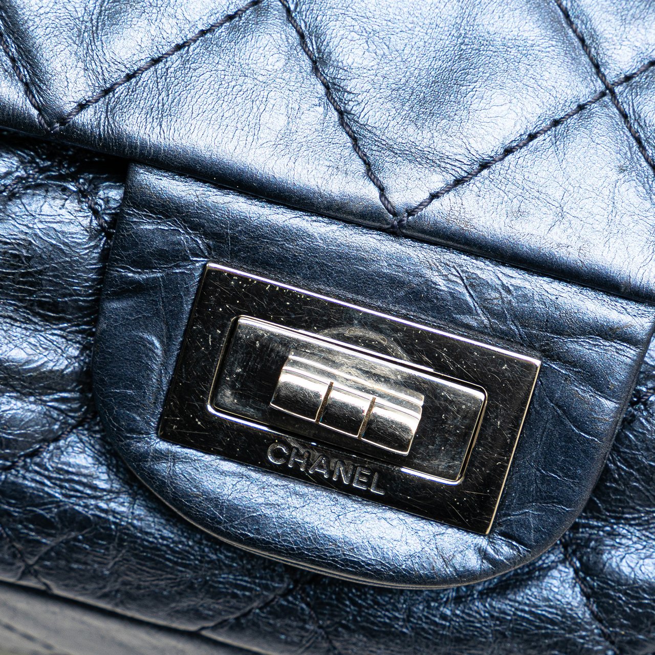 Chanel Reissue 2.55 Aged Metallic Calfskin Flap 226 Blauw