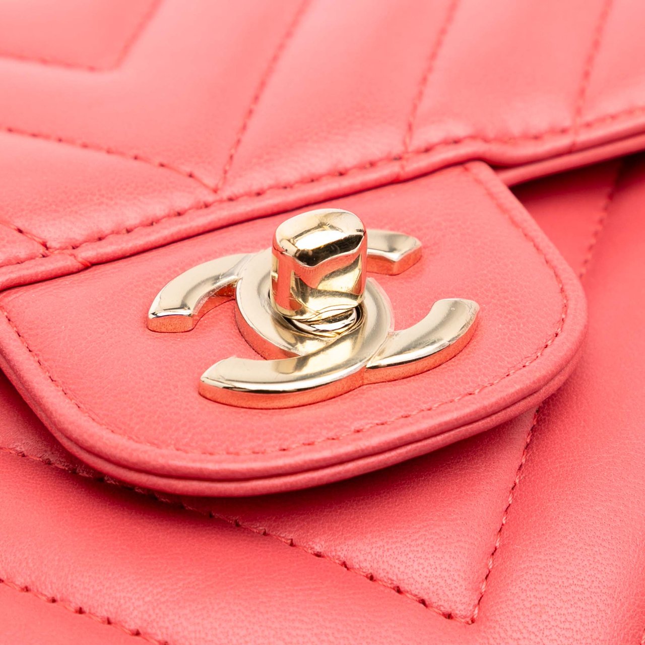 Chanel Medium Classic Chevron Lambskin Double Flap Roze