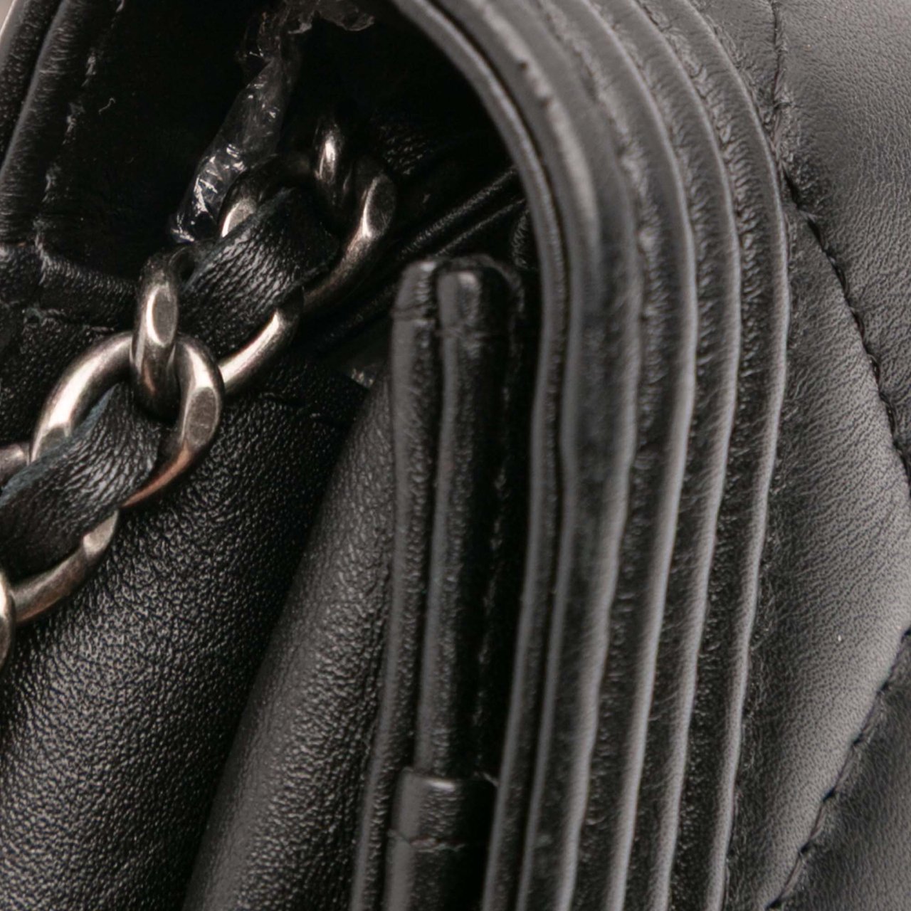 Chanel Quilted Lambskin Boy Wallet On Chain Zwart