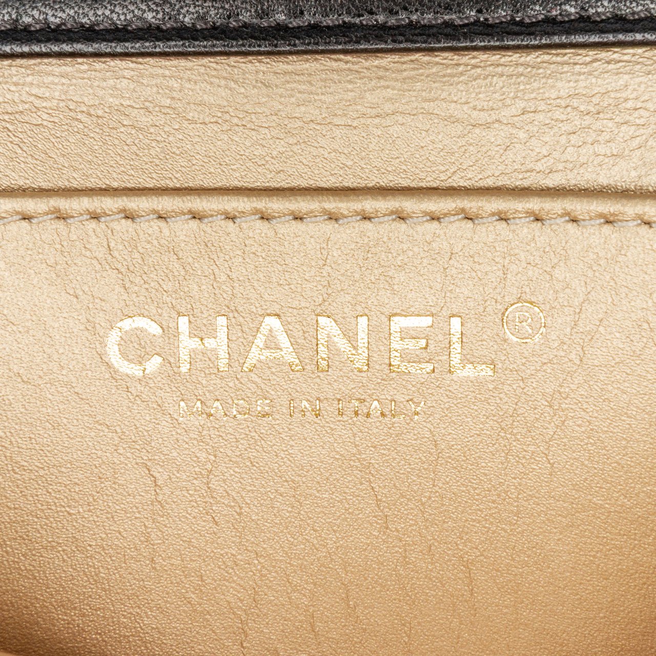 Chanel Small Lambskin Chic Pearls Flap Zwart