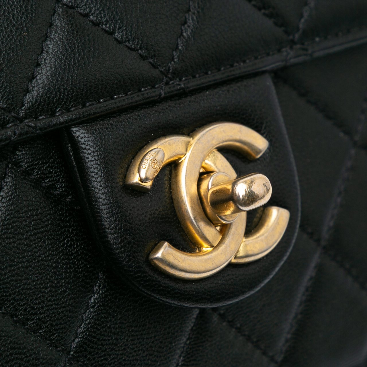 Chanel Small Lambskin Chic Pearls Flap Zwart