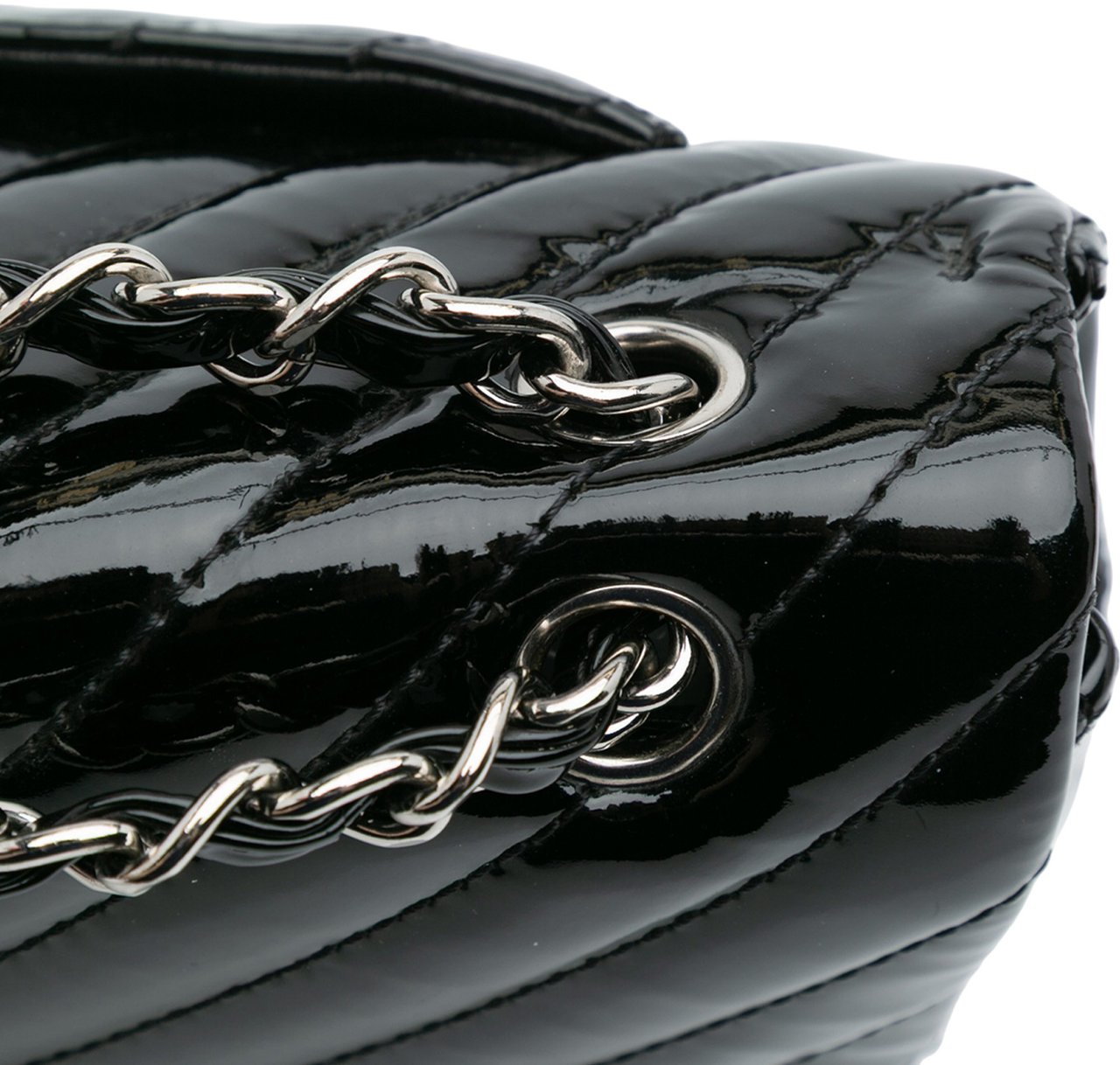 Chanel Jumbo Classic Chevron Patent Single Flap Zwart