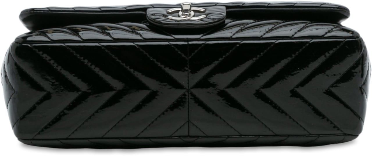 Chanel Jumbo Classic Chevron Patent Single Flap Zwart