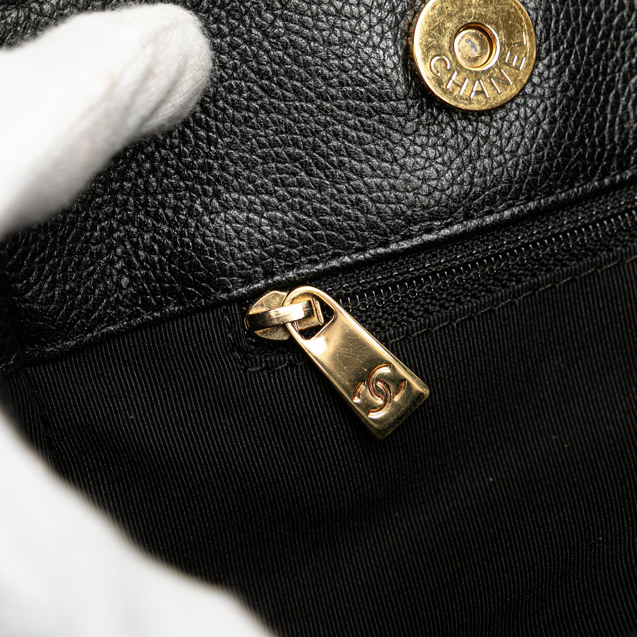Chanel Medium Calfskin Executive Cerf Tote Zwart