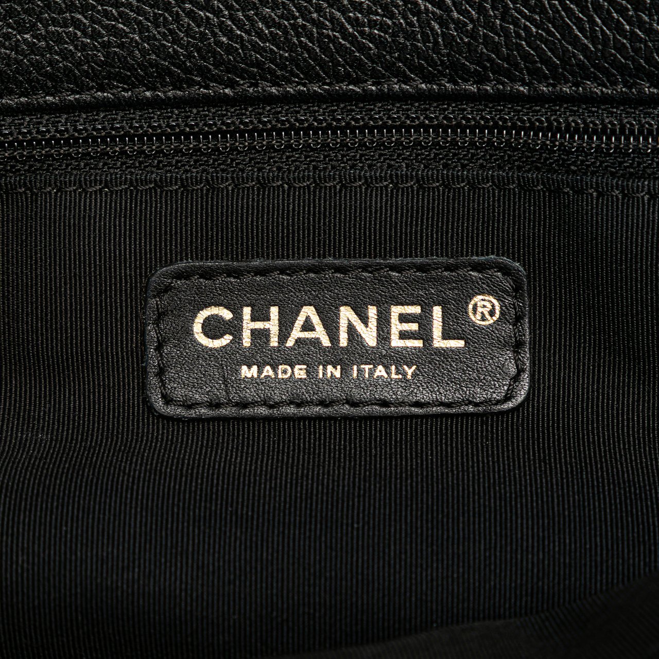 Chanel Medium Calfskin Executive Cerf Tote Zwart