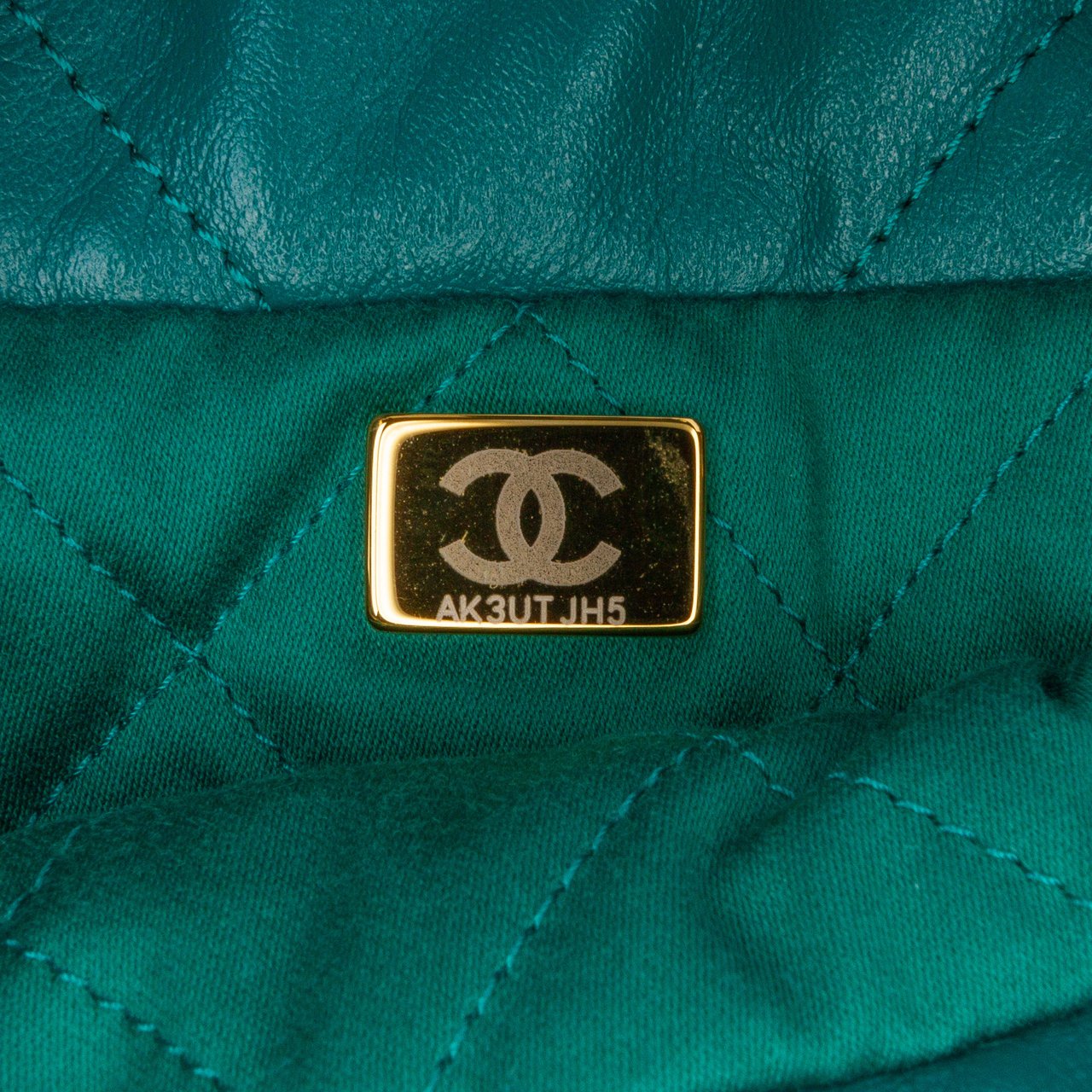 Chanel Mini Shiny Calfskin 22 Handbag Groen