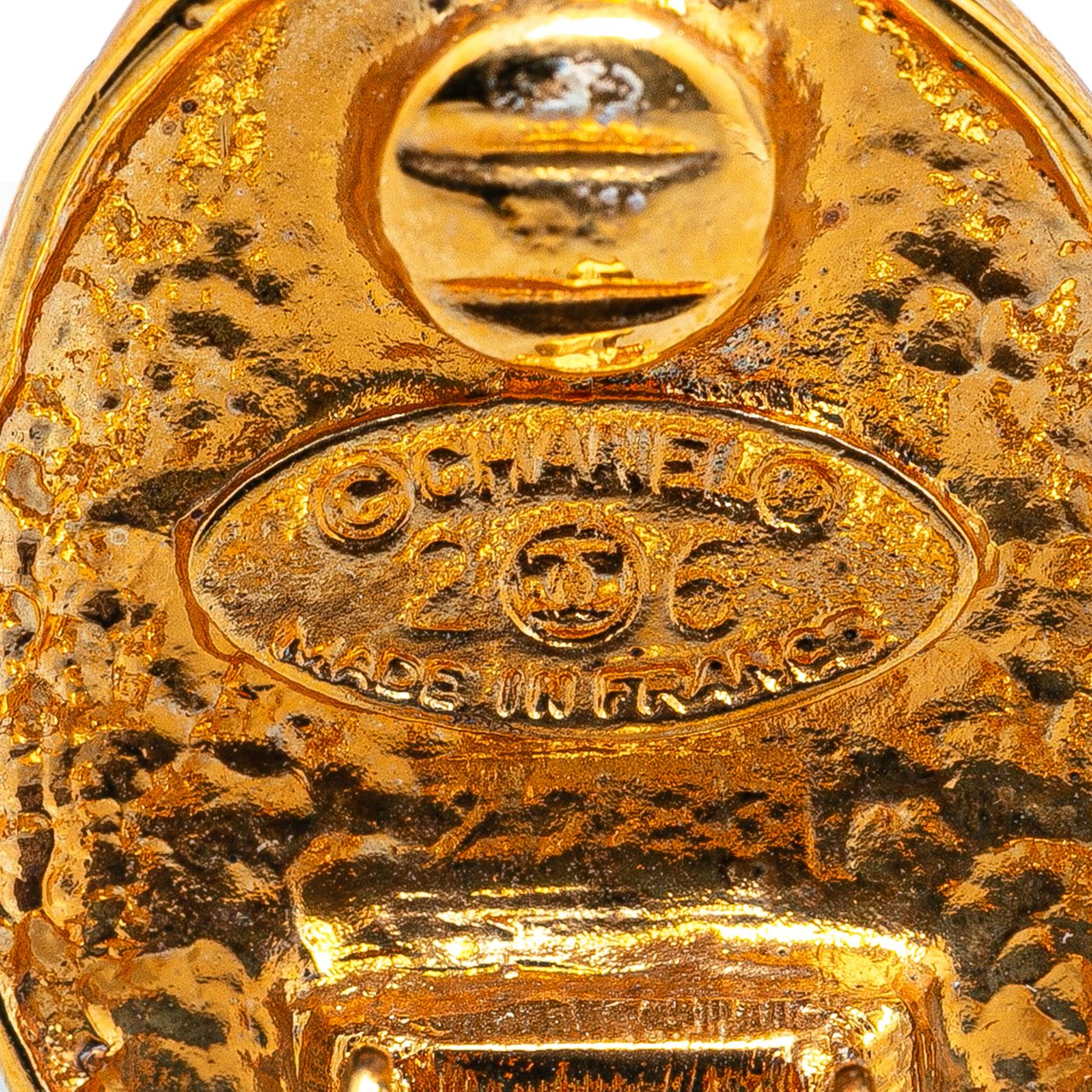 Chanel Gold Plated CC Crown Clip On Earrings Goud