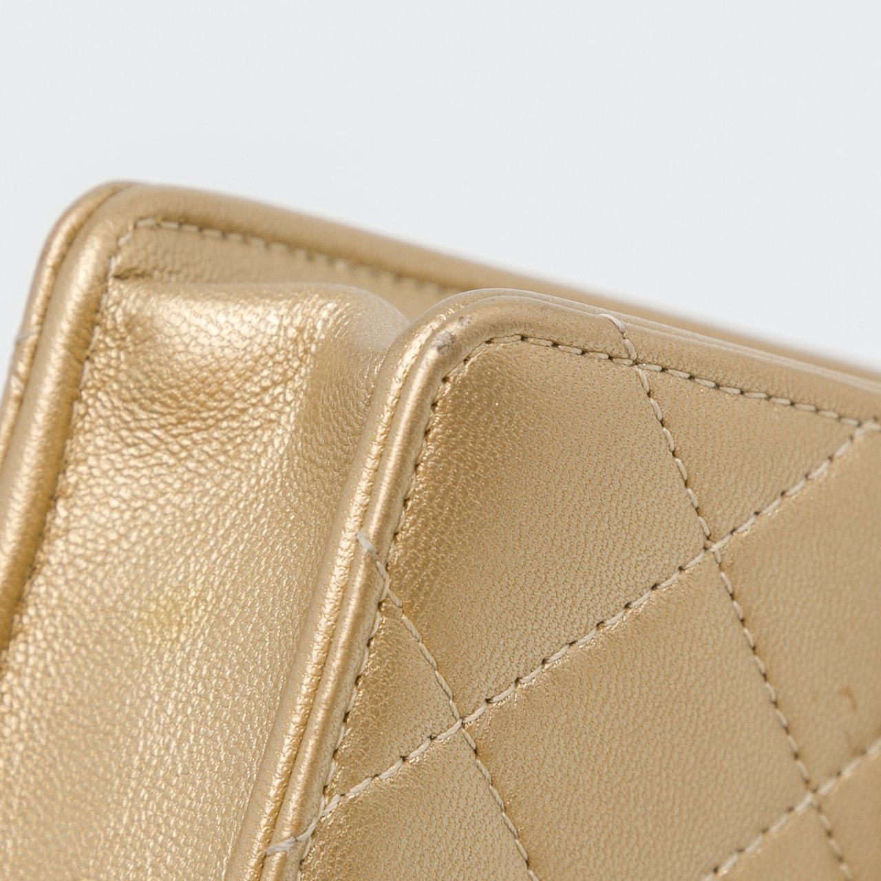 Chanel Small Lambskin Chic Pearls Flap Goud