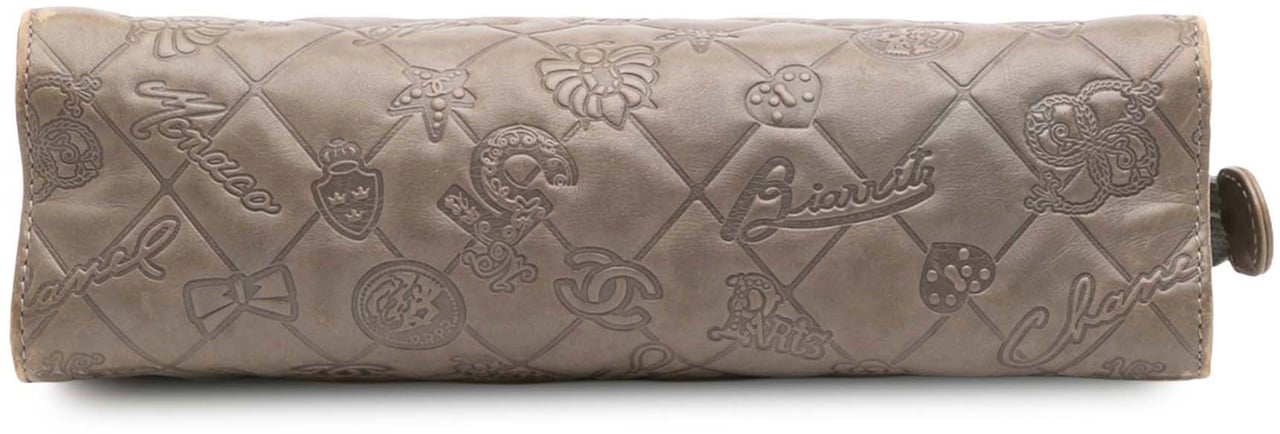 Chanel Embossed Lambskin Lucky Symbols Pochette Bruin