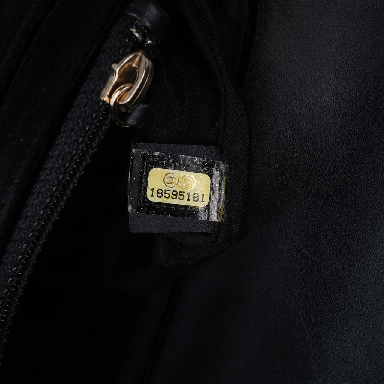 Chanel CC Velvet Half Moon Wallet on Chain Zwart