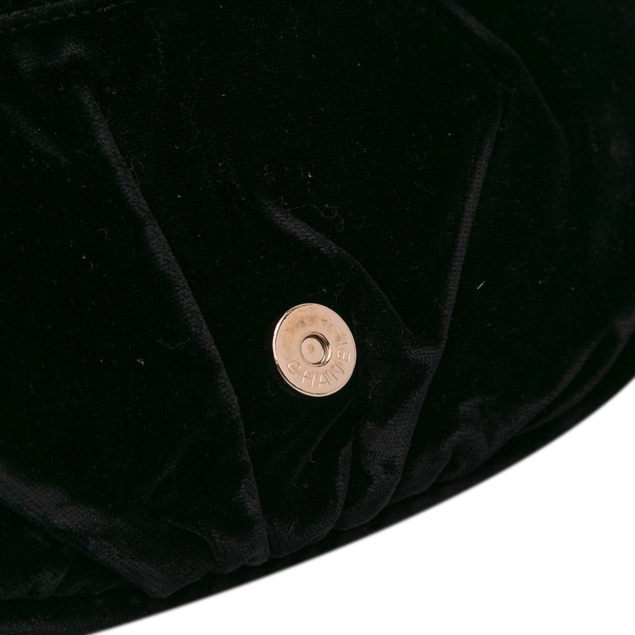 Chanel CC Velvet Half Moon Wallet on Chain Zwart