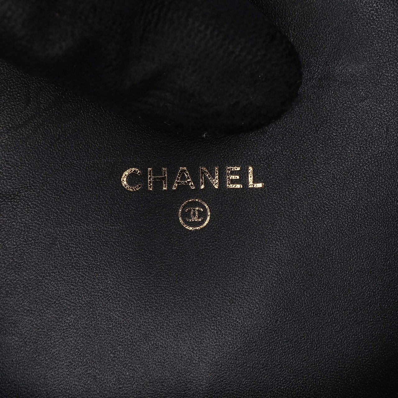 Chanel CC Velvet Half Moon Wallet on Chain Zwart