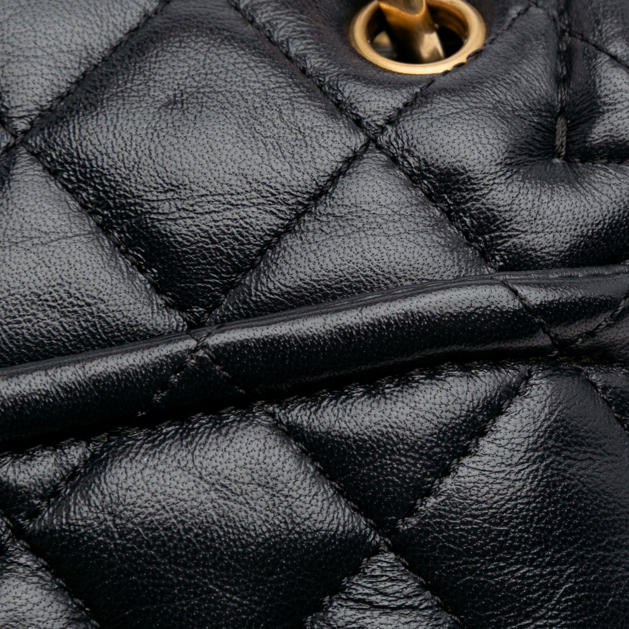 Chanel Small Quilted Lambskin Chain Link Flap Zwart