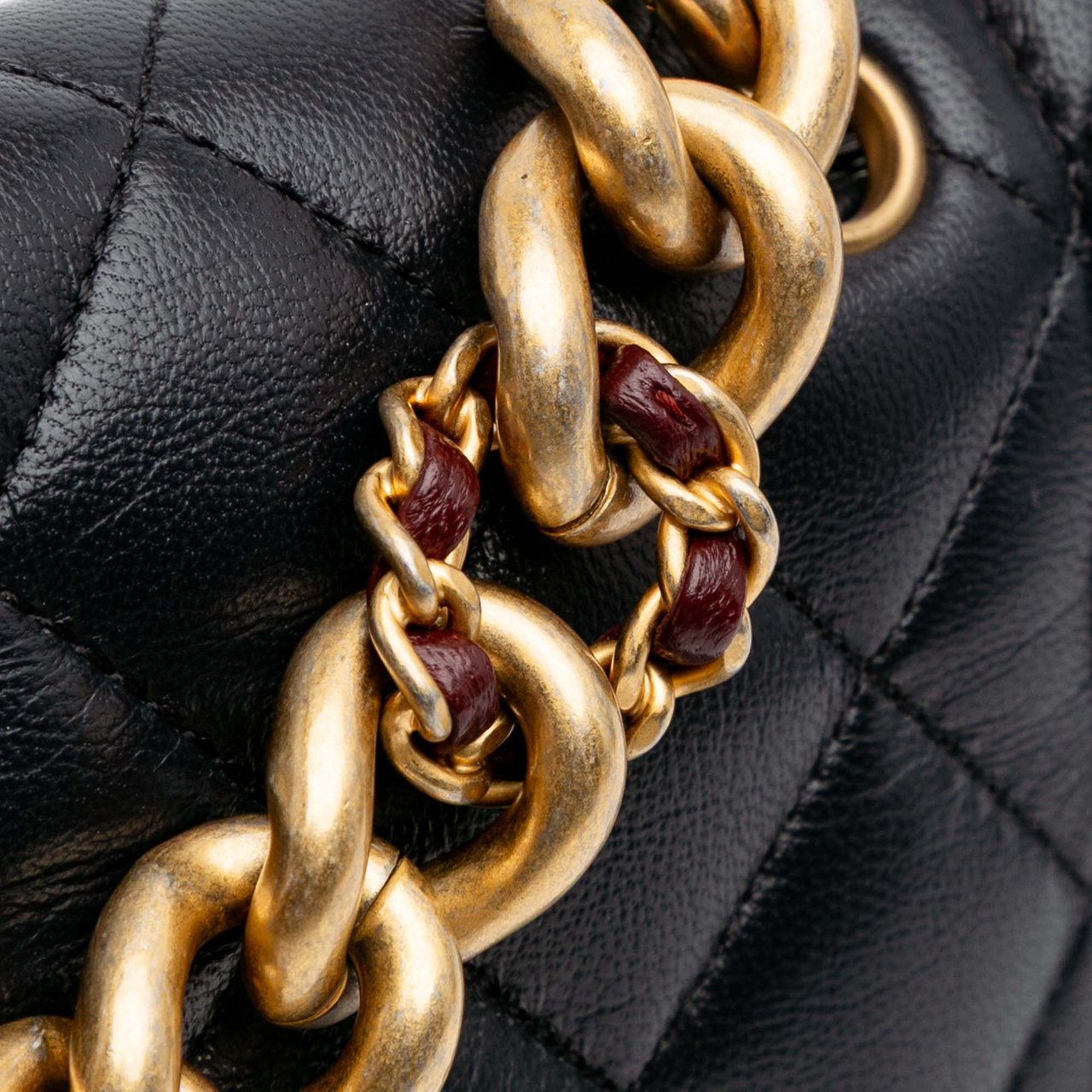 Chanel Small Quilted Lambskin Chain Link Flap Zwart