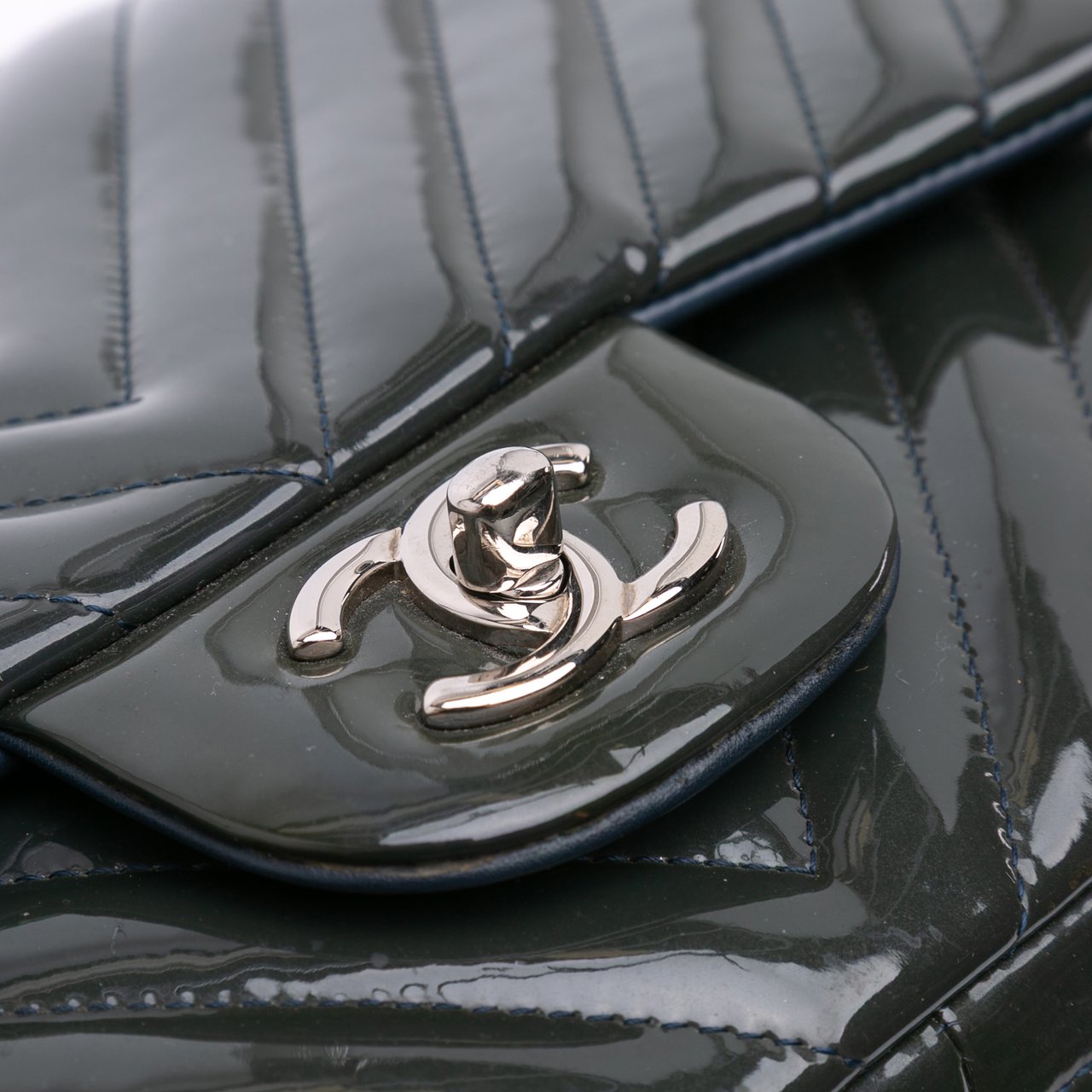 Chanel Jumbo Classic Chevron Patent Double Flap Blauw