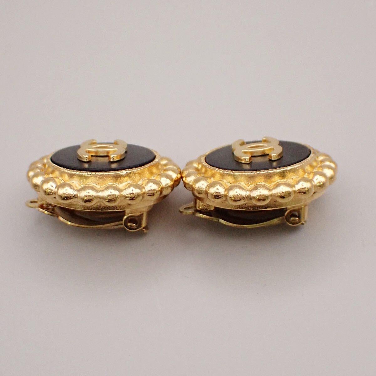 Chanel CC Round Earrings Metal Zwart