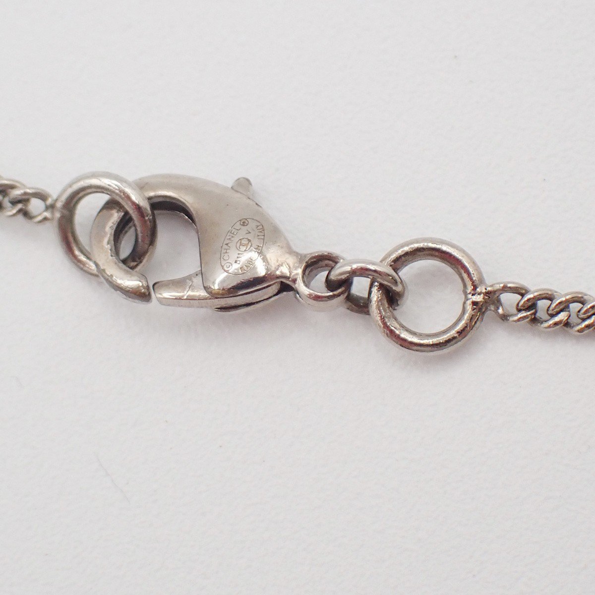 Chanel Vintage CC Logo Chain Charm Pendant silver plated Zilver