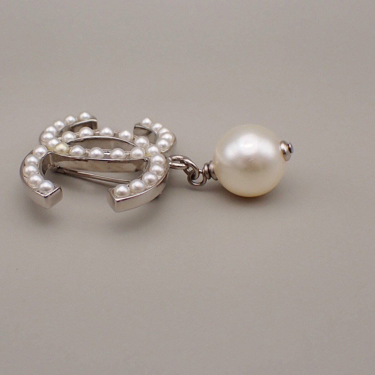 Chanel Chanel CC Drop Brooch Metal and Faux Pearls Zilver