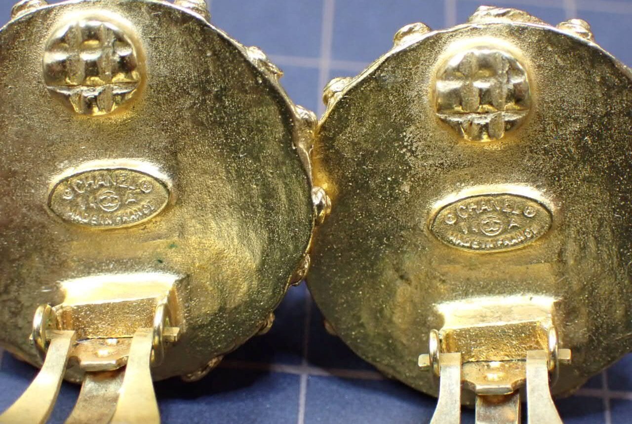 Chanel Vintage CC Round Cutout Clip-On Metal small Goud