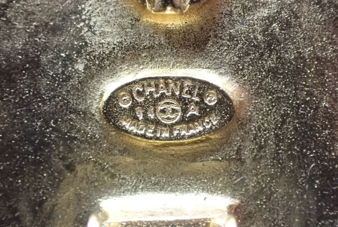 Chanel Vintage CC Round Cutout Clip-On Metal small Goud