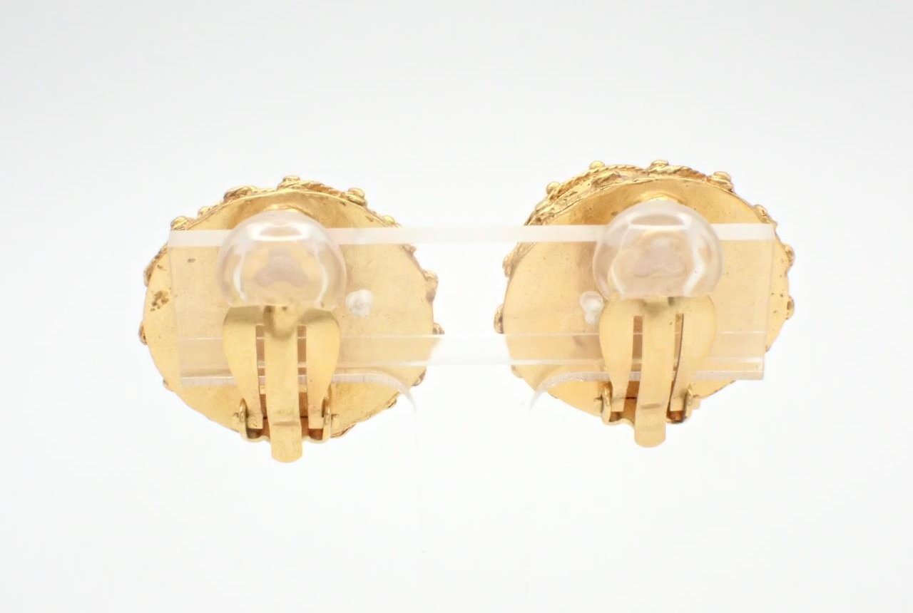 Chanel Vintage CC Round Cutout Clip-On Metal small Goud