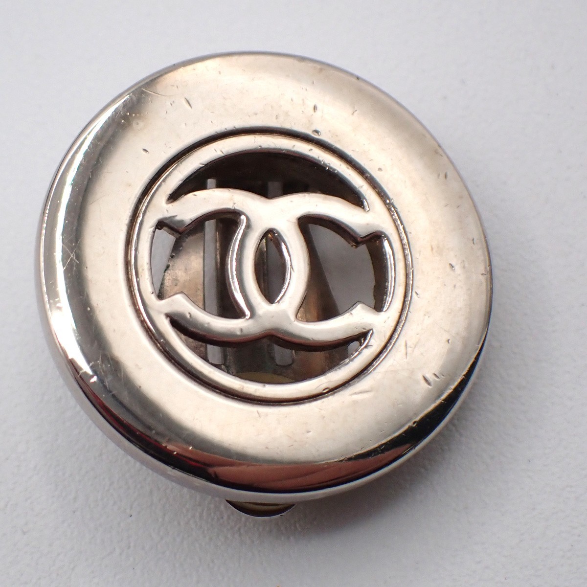 Chanel Chanel CC Cutout Round Clip-On Earrings Metal Zilver