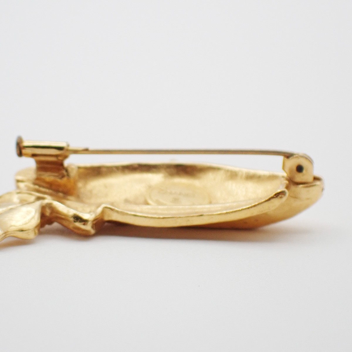 Chanel Chanel Beret Hat Brooch Gold Plated Goud