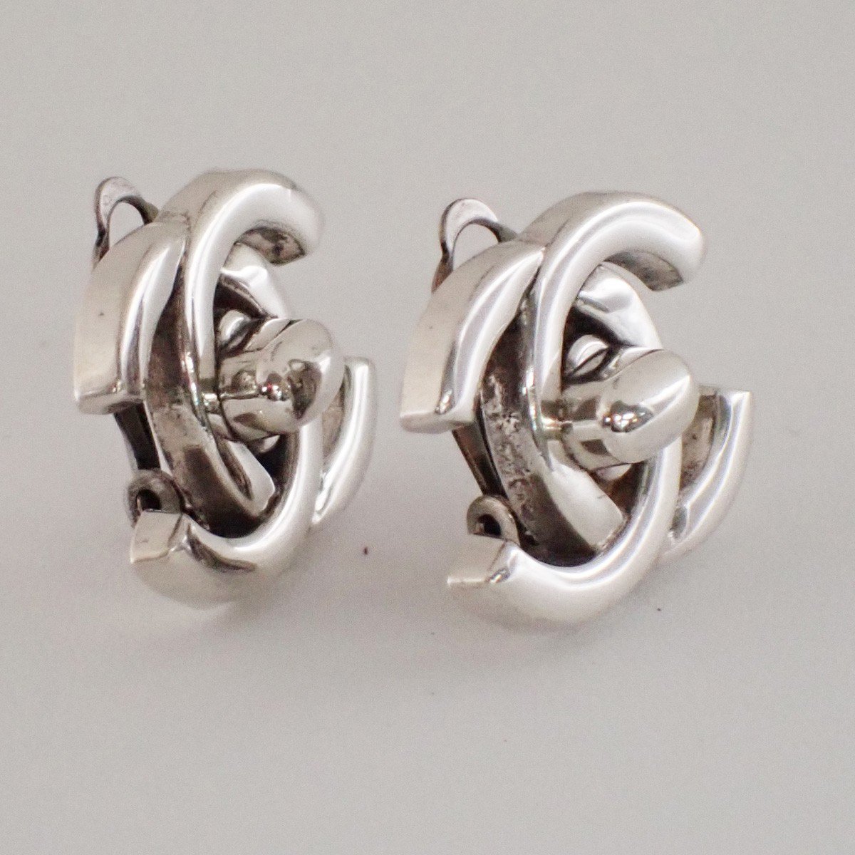 Chanel Chanel CC Turnlock Clip-On Earrings Metal Zilver