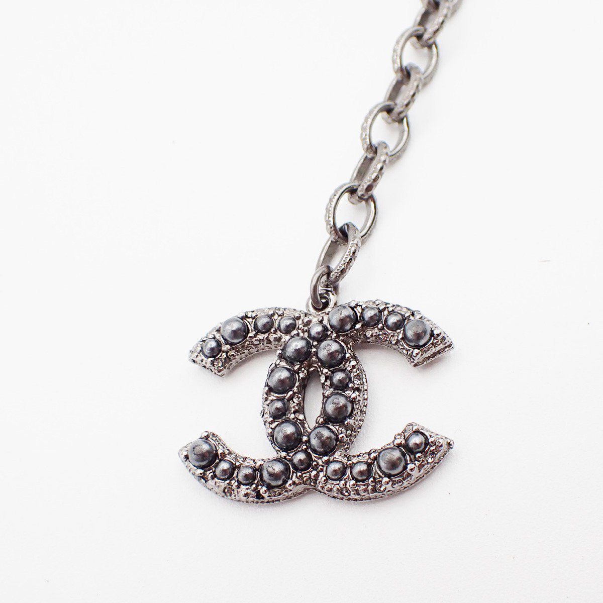 Chanel Chanel CC Charm Bracelet Faux Pearls and Metal Zwart