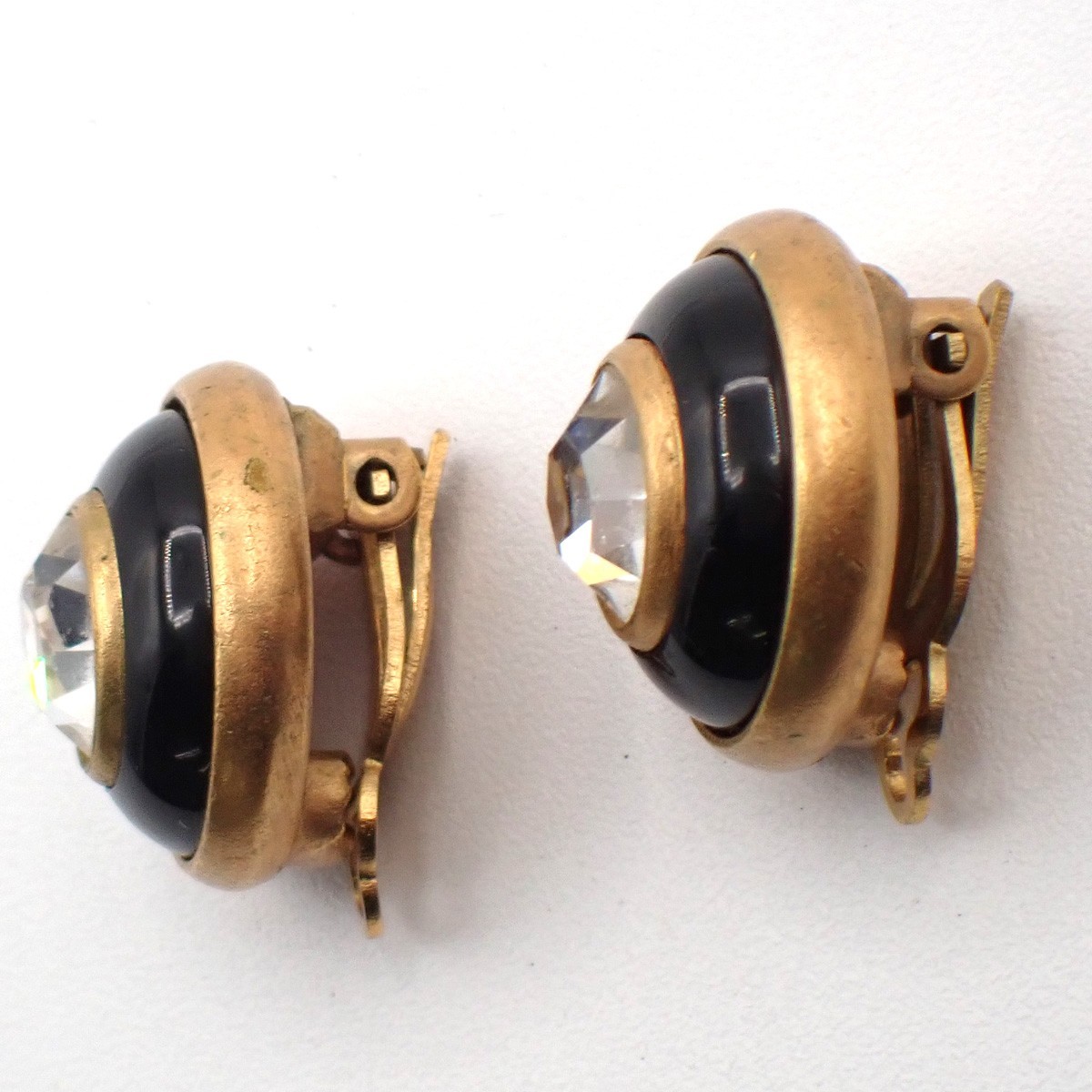 Chanel Chanel Vintage Logo Round Clip-On Earrings Metal Zwart