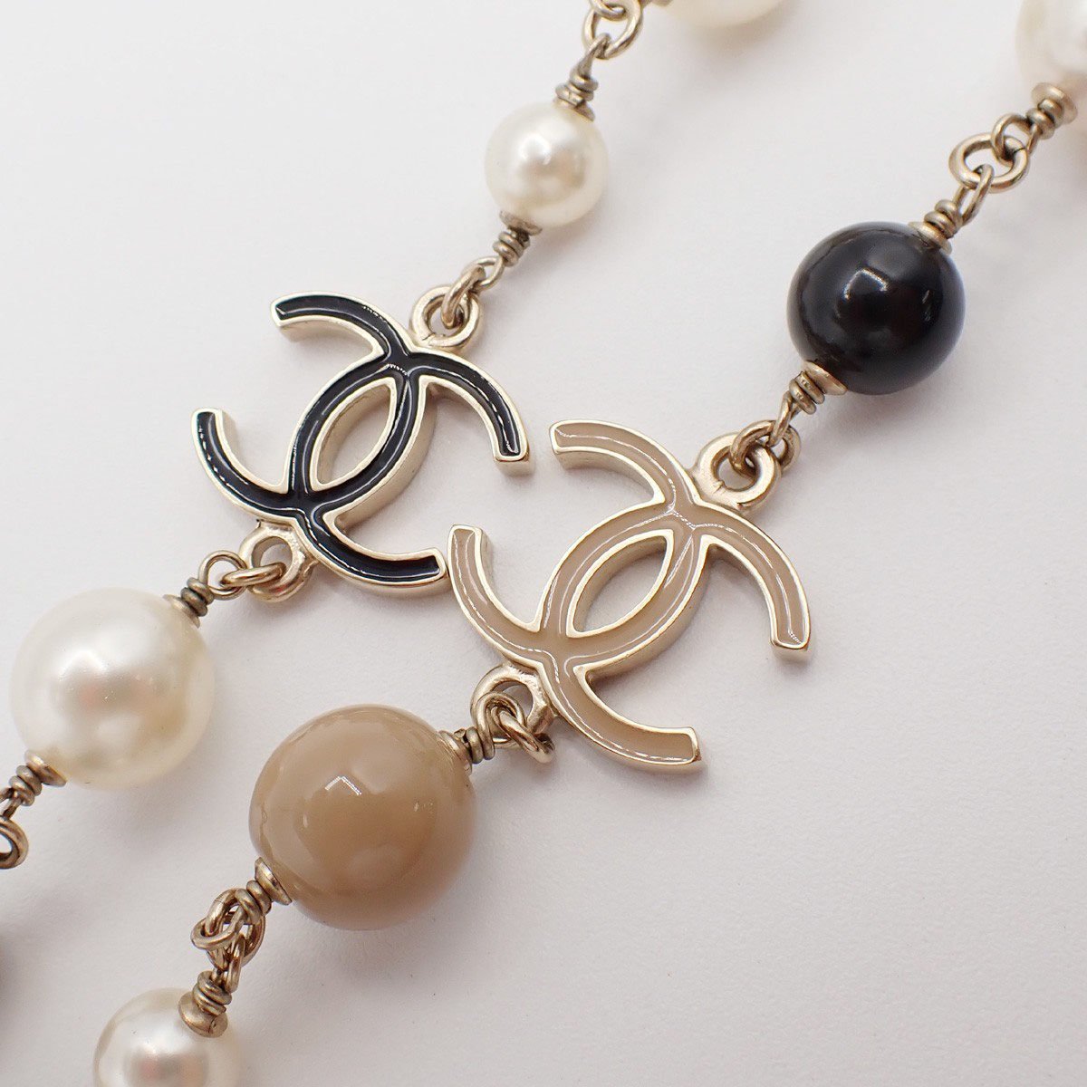 Chanel Chanel CC Coco Mademoiselle Figurine Pendant Necklace Metal with Faux Pearl and Enamel Goud
