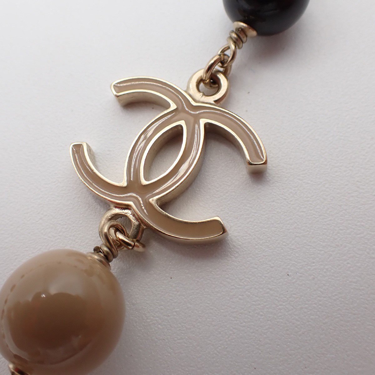 Chanel Chanel CC Coco Mademoiselle Figurine Pendant Necklace Metal with Faux Pearl and Enamel Goud