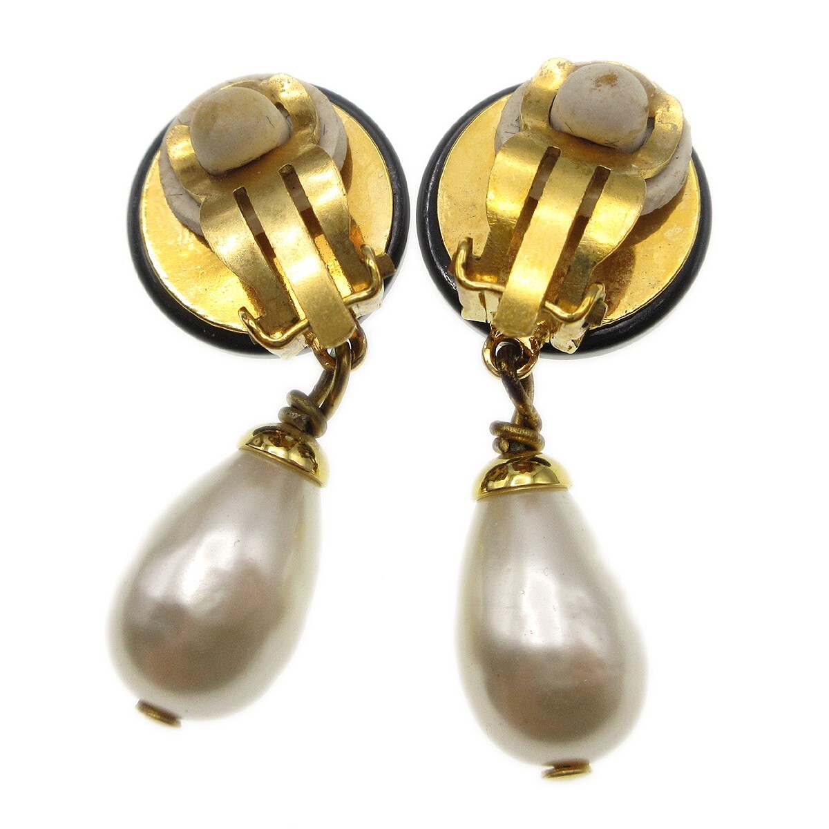 Chanel Chanel Vintage Round Clip-On Embellished Metal with Faux Pearl Goud