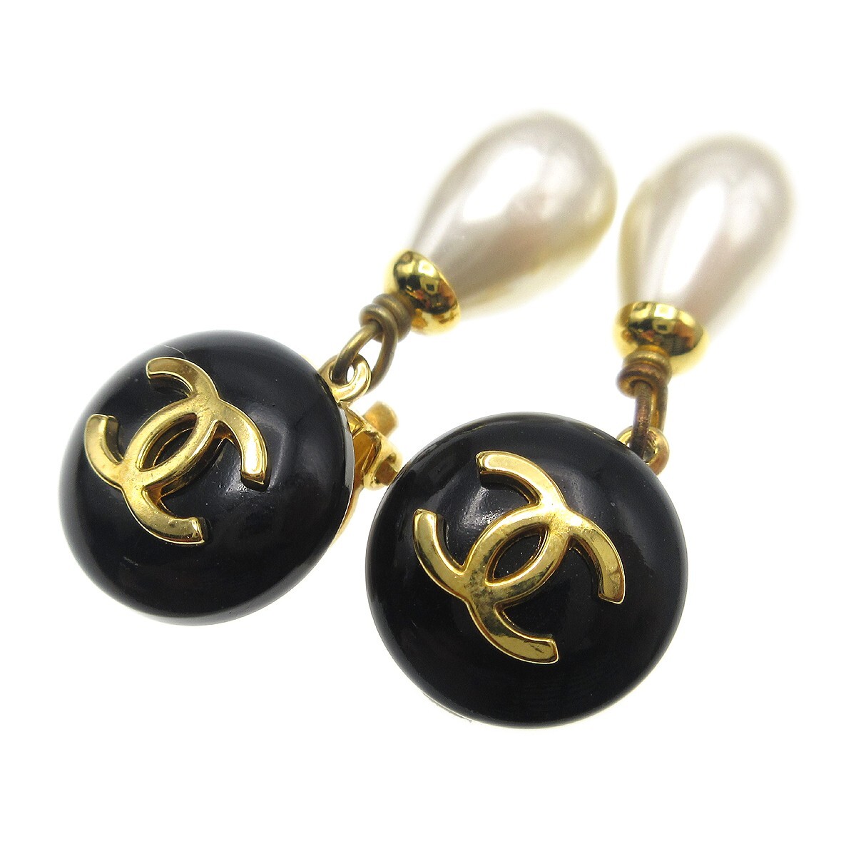 Chanel Chanel Vintage Round Clip-On Embellished Metal with Faux Pearl Goud