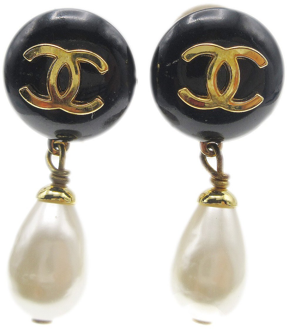 Chanel Chanel Vintage Round Clip-On Embellished Metal with Faux Pearl Goud